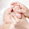 Безпечне спальне місце для немовляти: що можна і чого слід уникати